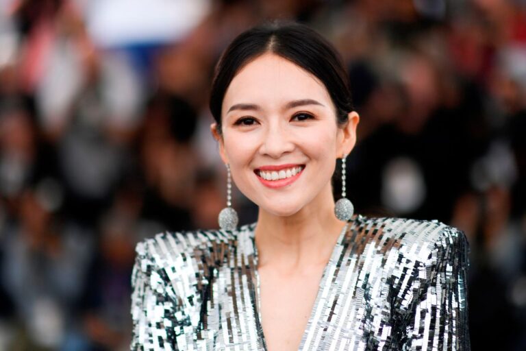 章子怡為兒剃頭動作嫻熟 汪峰與女兒神情緊張