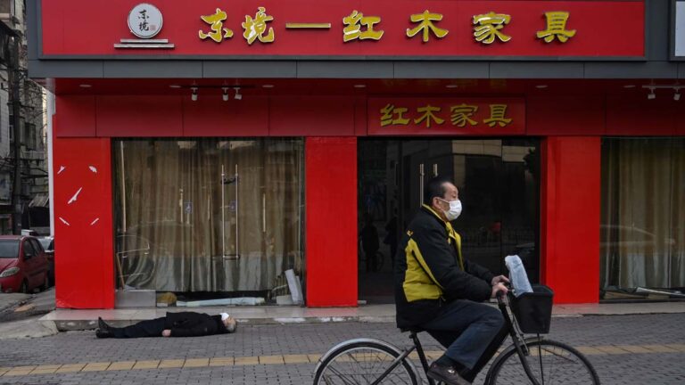 法新社記者目擊震撼畫面 武漢白髮翁倒斃路邊