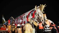 土耳其客機硬着陸 斷成三截嚴重損毀