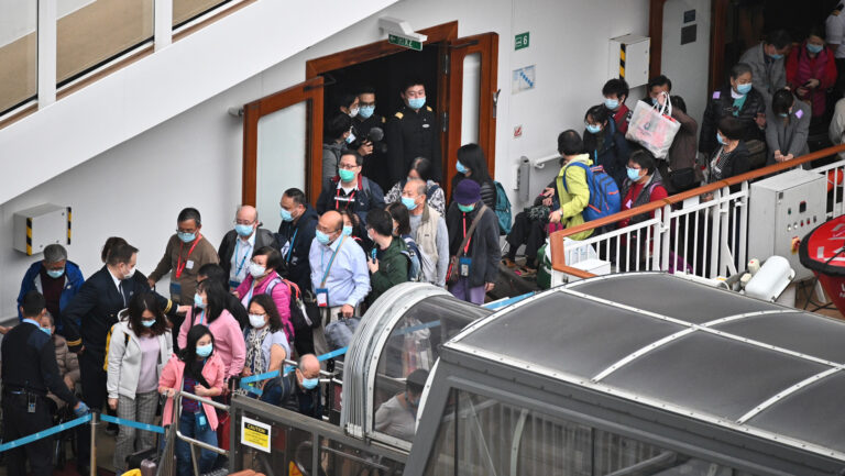 載8染疫患者 世界夢號解封3600人下船