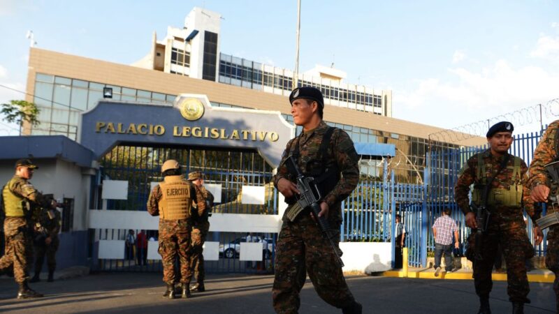 罕见场面  萨尔瓦多总统带武装部队进国会