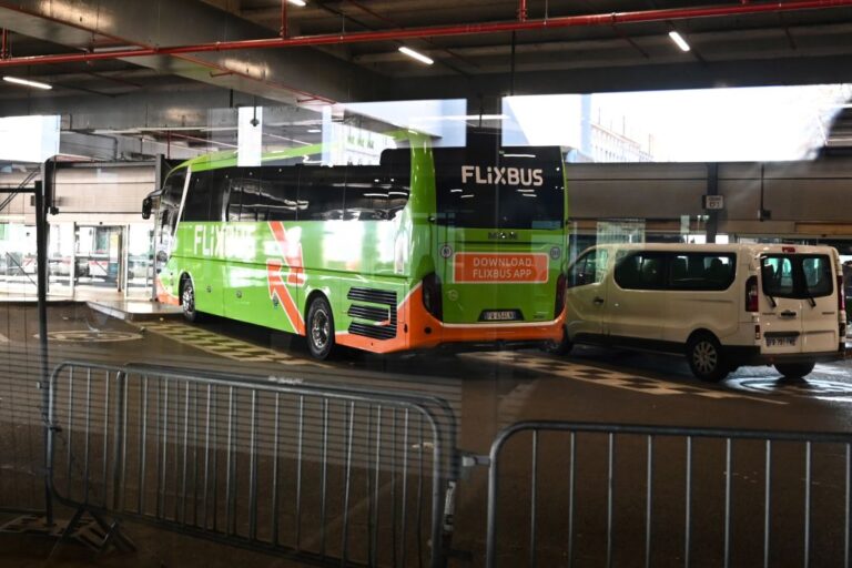 意巴士抵法國 司機嚴重咳嗽送醫 乘客禁下車