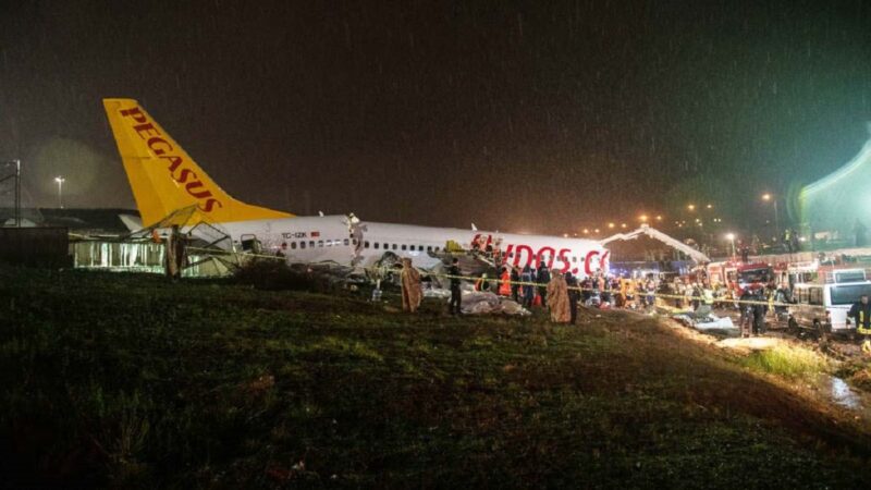 土耳其客机硬着陆断3截 至少1死157伤