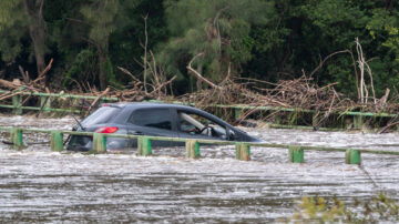 悉尼30年来最大降雨 浇熄野火但或引爆山洪