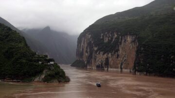 湖北武穴市封城 民眾冒死划水盆偷渡長江