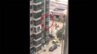 武漢女爬窗下十樓買肉？官方闢謠自相矛盾(視頻)