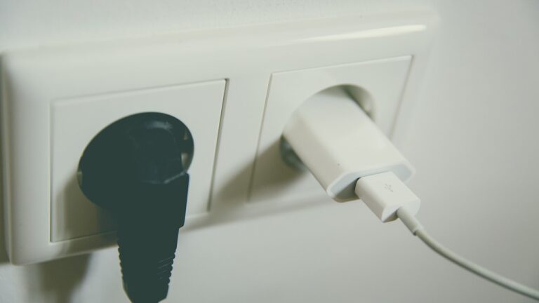 充電器長期不拔 後果很嚴重