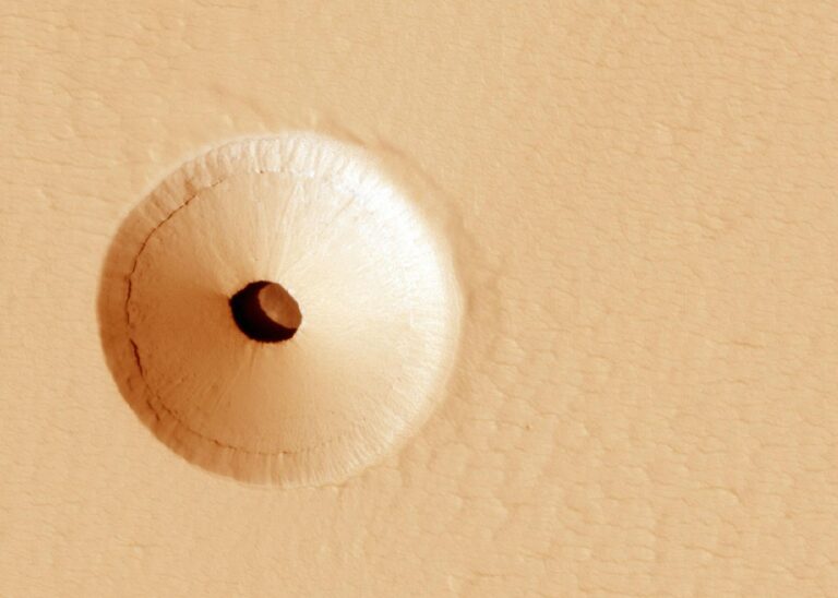 NASA在火星上發現神祕地下洞穴