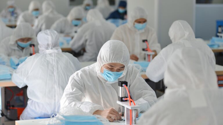 強制復工悲劇：有人倒在廠裡 有人死在車上(視頻)