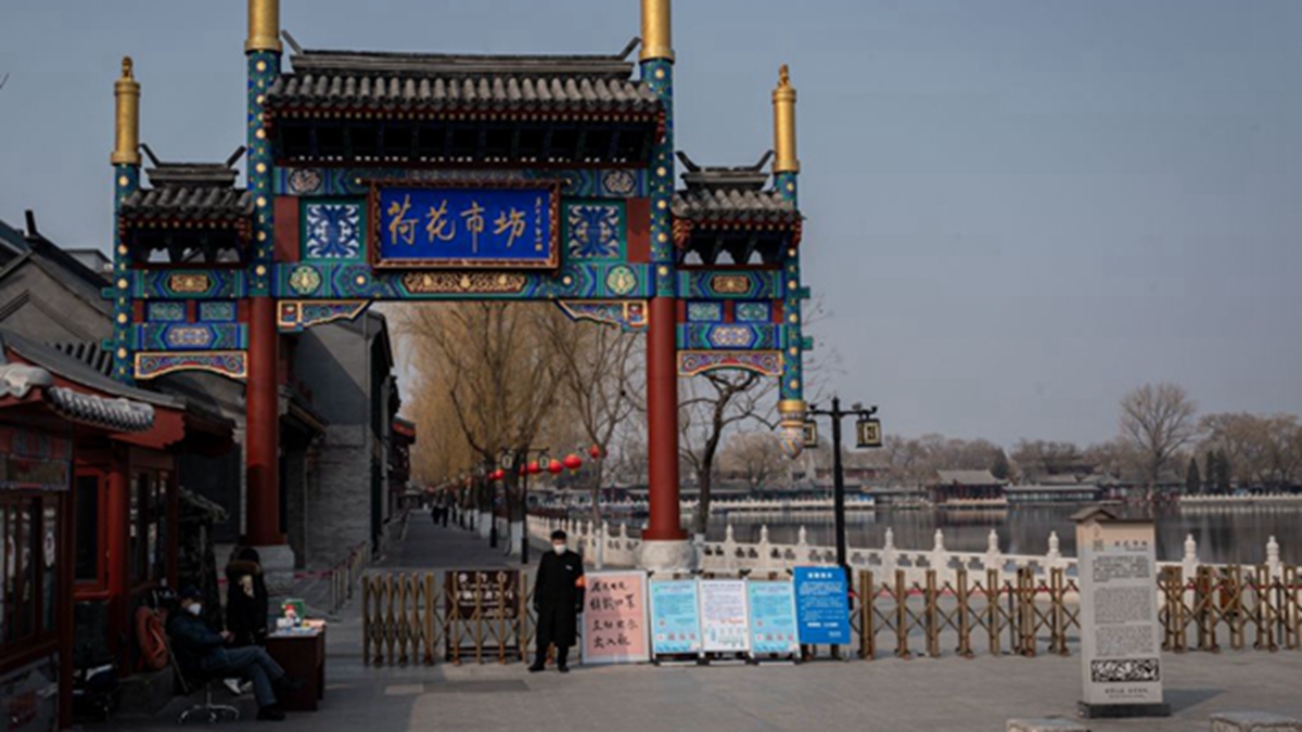 北京荷花市場關閉,進出都要嚴查。(NICOLAS ASFOURI/AFP via Getty Images)