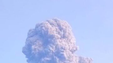 印尼梅拉比火山噴發 社區蒙火山灰 梭羅機場暫關閉