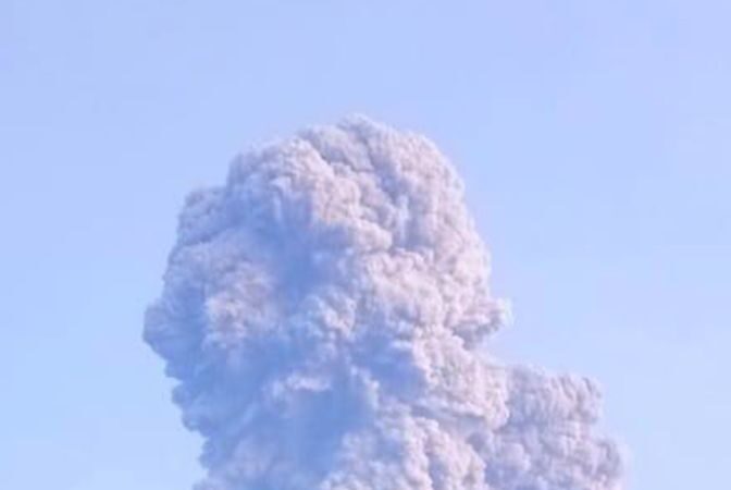 印尼梅拉比火山喷发 社区蒙火山灰 梭罗机场暂关闭