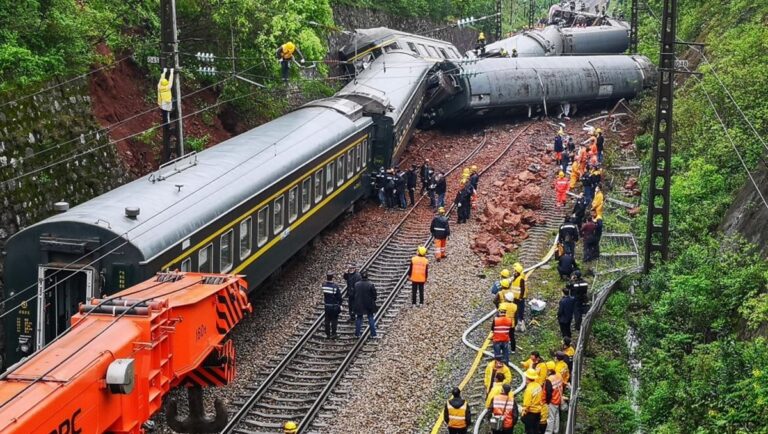 湖南列車出軌致百餘人死傷 搬運屍體畫面曝光(視頻)