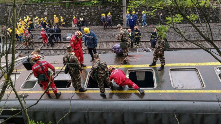 湖南發生火車翻車事故 上海印鈔廠大火 四川大火【今日焦點】