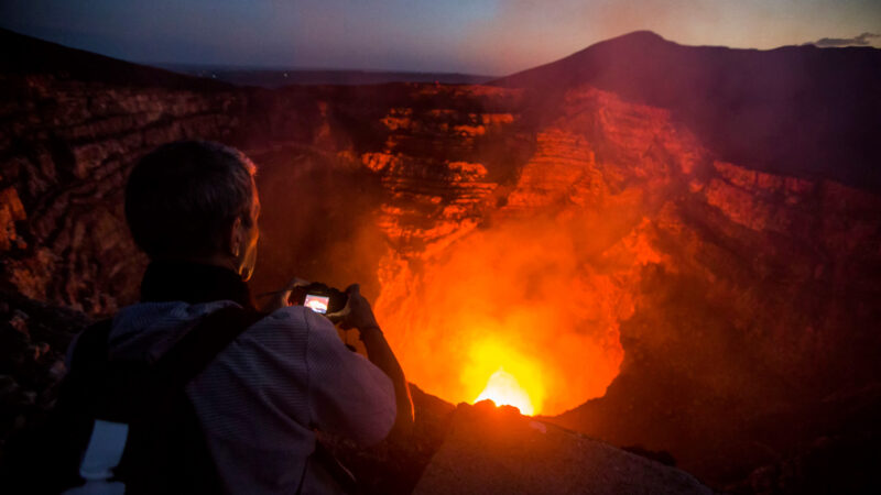 【大千世界】美走钢索达人成功横越活火山口