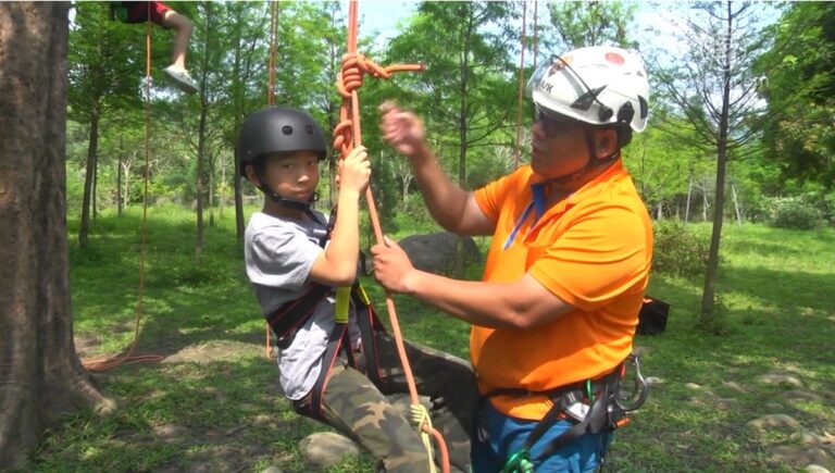 戶外探索體驗 小朋友克服恐懼攀樹大挑戰