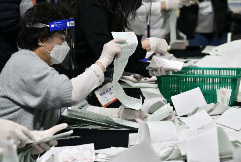 中共肺炎流行之際 韓國會大選執政黨時隔16年「單獨過半」