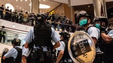 港人再上街喊口號！港警辱記者市民