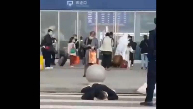 武汉火车站再现“路倒” 解封日至少两起（视频）