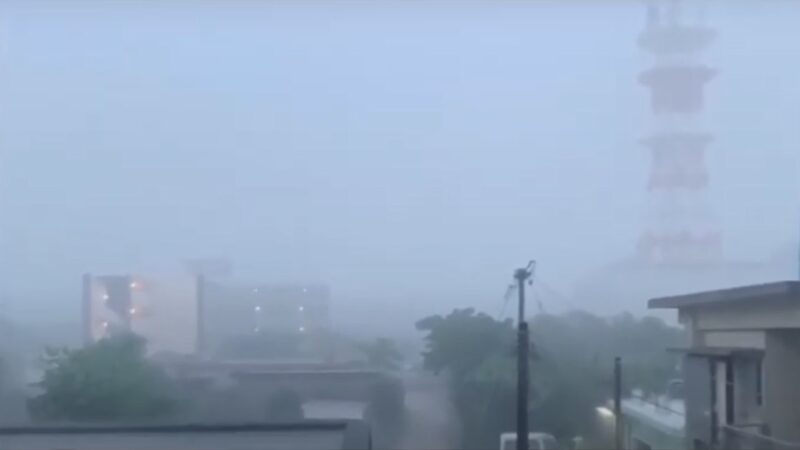 猛烈大雨破纪录 冲绳多处淹水千宅停电