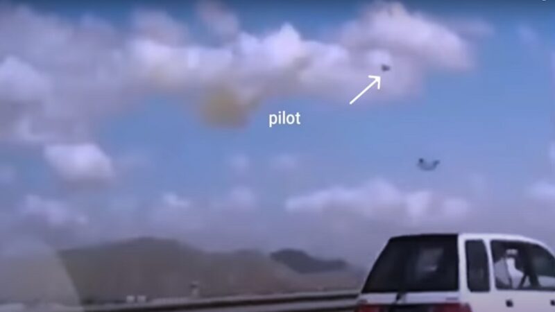 美F-22匿蹤戰鬥機訓練墜毀 飛行員彈射逃生獲救(視頻)
