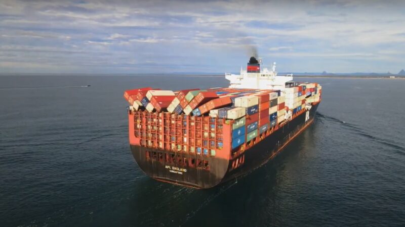 中国往澳洲货轮遇巨浪 40只货柜坠大海口罩冲上岸