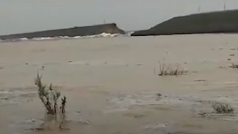 乌兹别克水库溃坝 淹没民房近10万人撤离