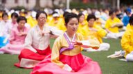 组图：纽约庆法轮大法日 各族裔炼功集锦