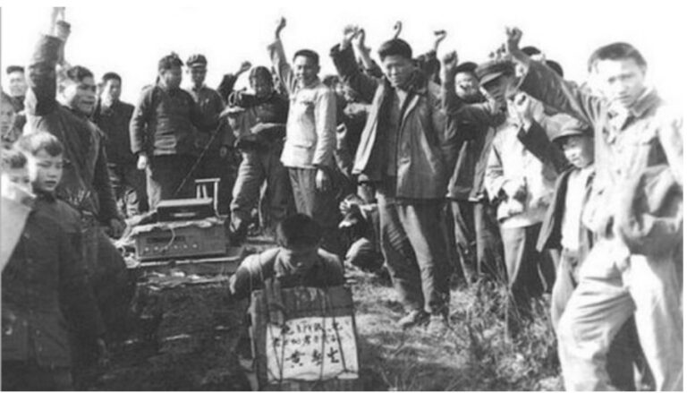 滅絕人性！中了邪的紅衛兵逼迫子女打死父母(圖)