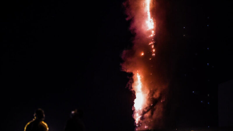 沙迦48層高樓大火 烈焰照亮夜空釀7傷