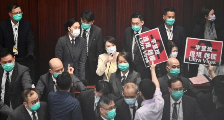 香港立法會衝突：親共派越權兼打人 民主議員送醫