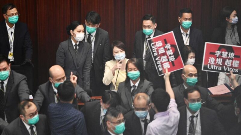 香港立法会冲突：亲共派越权兼打人 民主议员送医