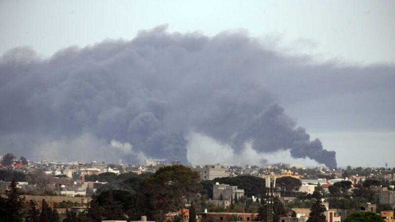 80枚火箭连环炸 的黎波里机场损毁2客机陷火海