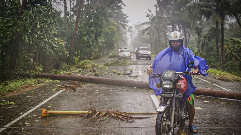 中共病毒笼罩东南亚 台风肆虐菲律宾 民众防疫中疏散