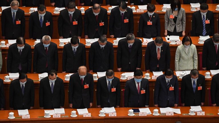 改朝換代信號？兩會開幕遭天打雷劈 網上炸鍋了！