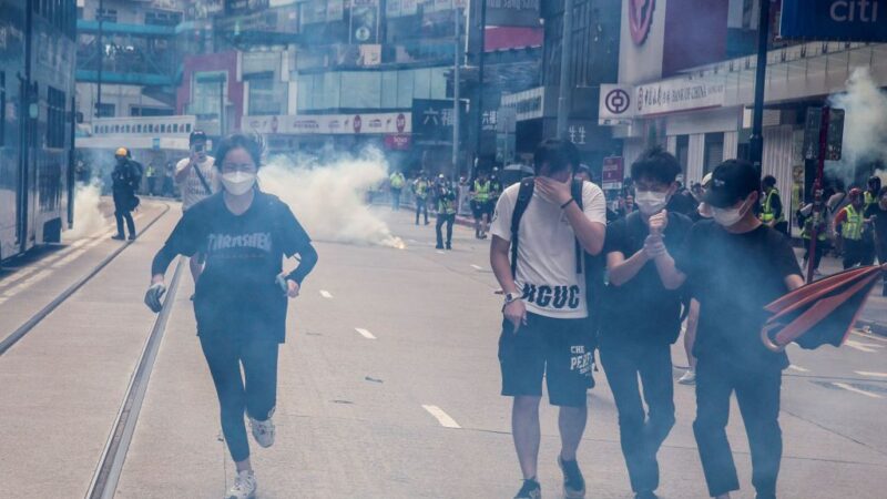 抗议港版国安法 游行民众遭催泪弹驱离(视频)