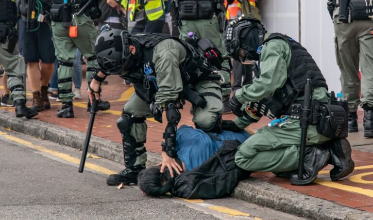 港警暴力「曡羅漢」壓人 醫管局：一女子命危（視頻）