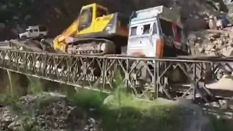 载运挖土机赴边境 印度货车超重桥断坠谷
