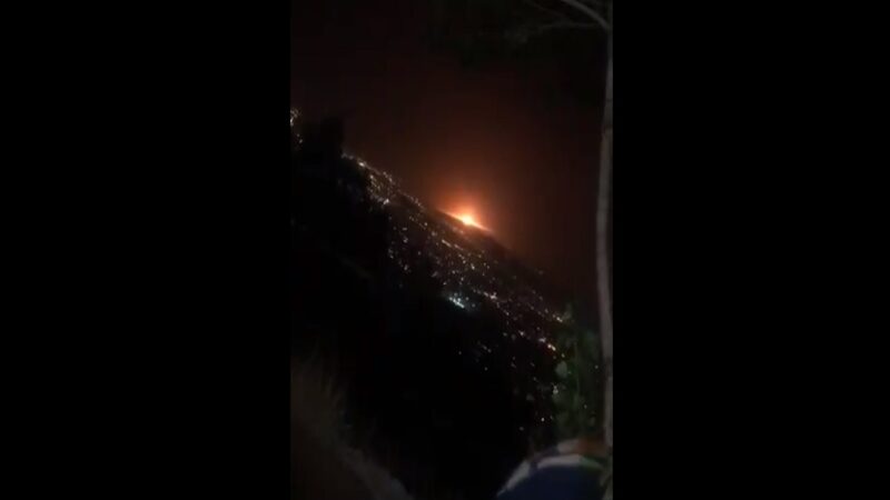 伊朗军事基地附近爆炸 橘红火光伴震天巨响