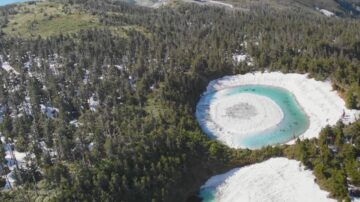 日本八幡平镜沼 雪融现“龙之眼”奇景