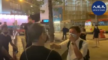 香港大纪元记者遭白衣人持刀袭击 市民受伤(视频)