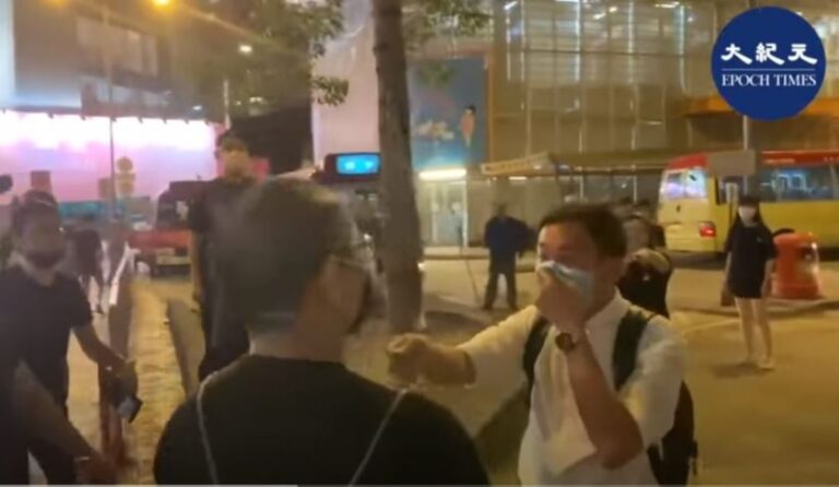 香港大紀元記者遭白衣人持刀襲擊 市民受傷(視頻)