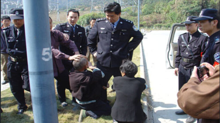 李克強話音剛落 城管變臉 小販懵了(視頻)