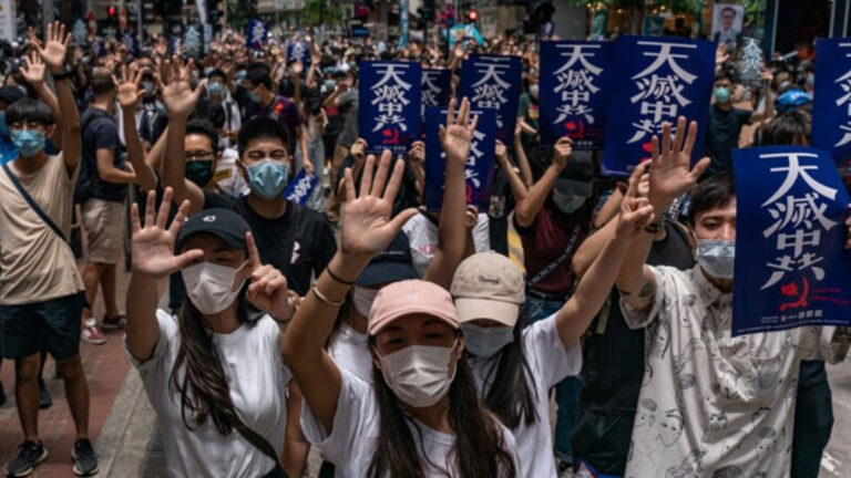 最新民調：港人逾8成不信中共  44％給林鄭打0分