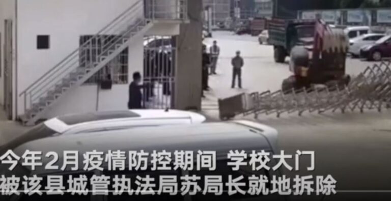 一言不合 廣西城管局長派挖掘機拆掉學校大門