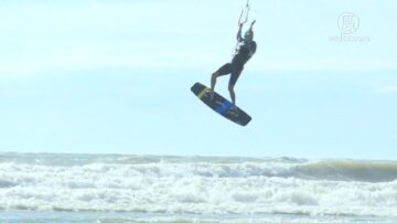 海上风筝冲浪 乘风破浪腾空翻跃