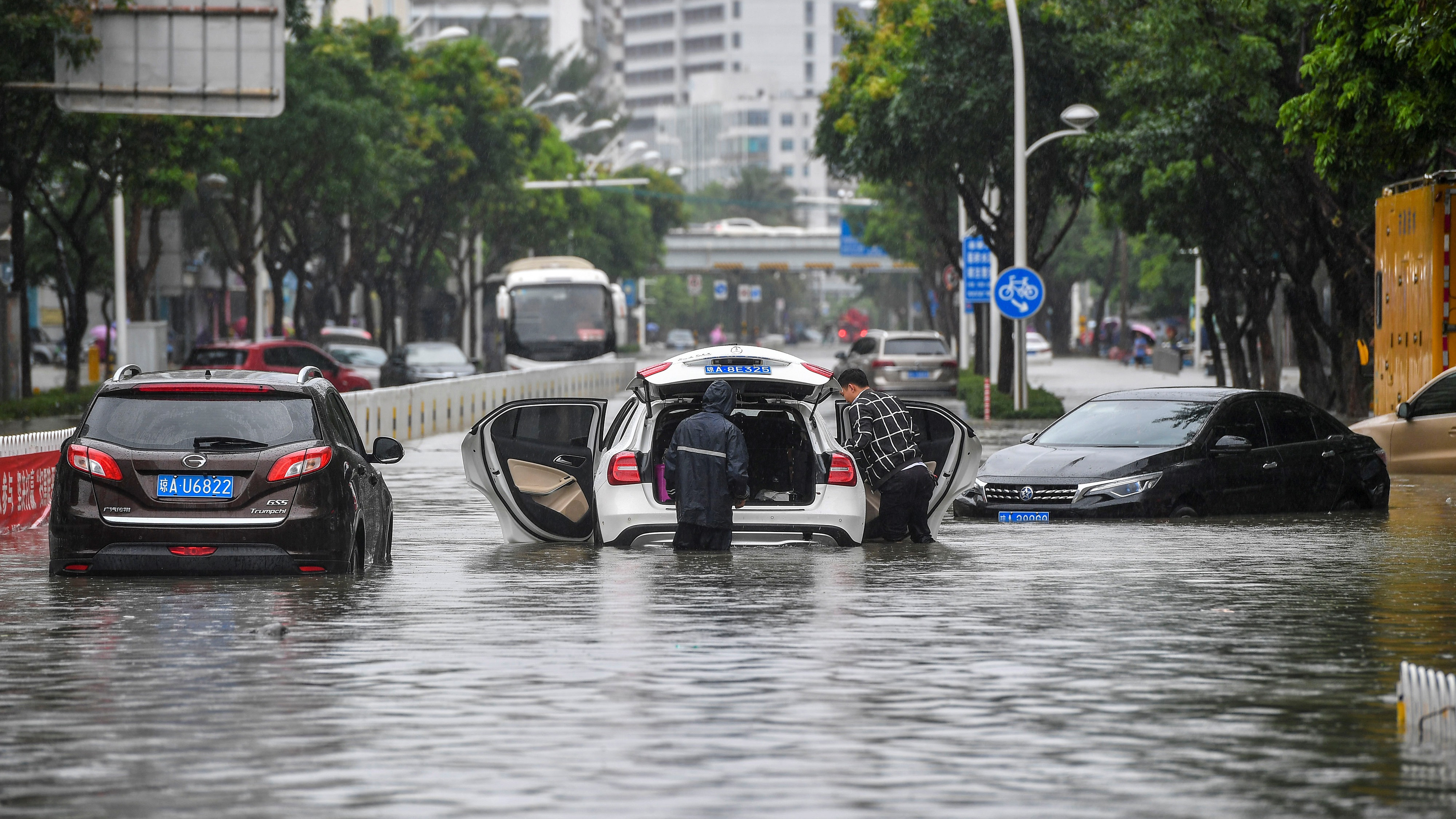 暴雨红色预警！广东高州遭遇猛烈大暴雨，局地已现洪涝河水漫桥_雨量_小时_广西