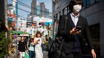 减少“低头族” 日本大和市首禁边走边看手机