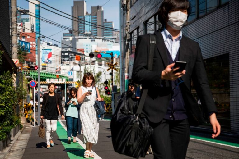 減少「低頭族」 日本大和市首禁邊走邊看手機