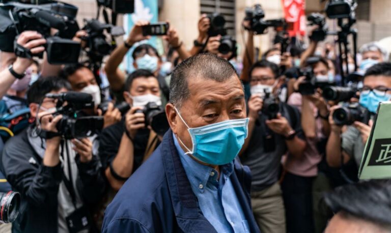 黎智英父子在家被抓補 港蘋果大樓遭封鎖搜查